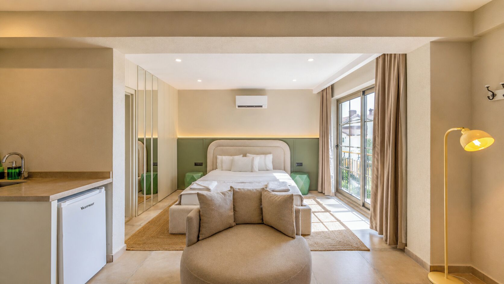 Deluxe Suite, City View | Desk, laptop workspace, iron/ironing board, WiFi (free)