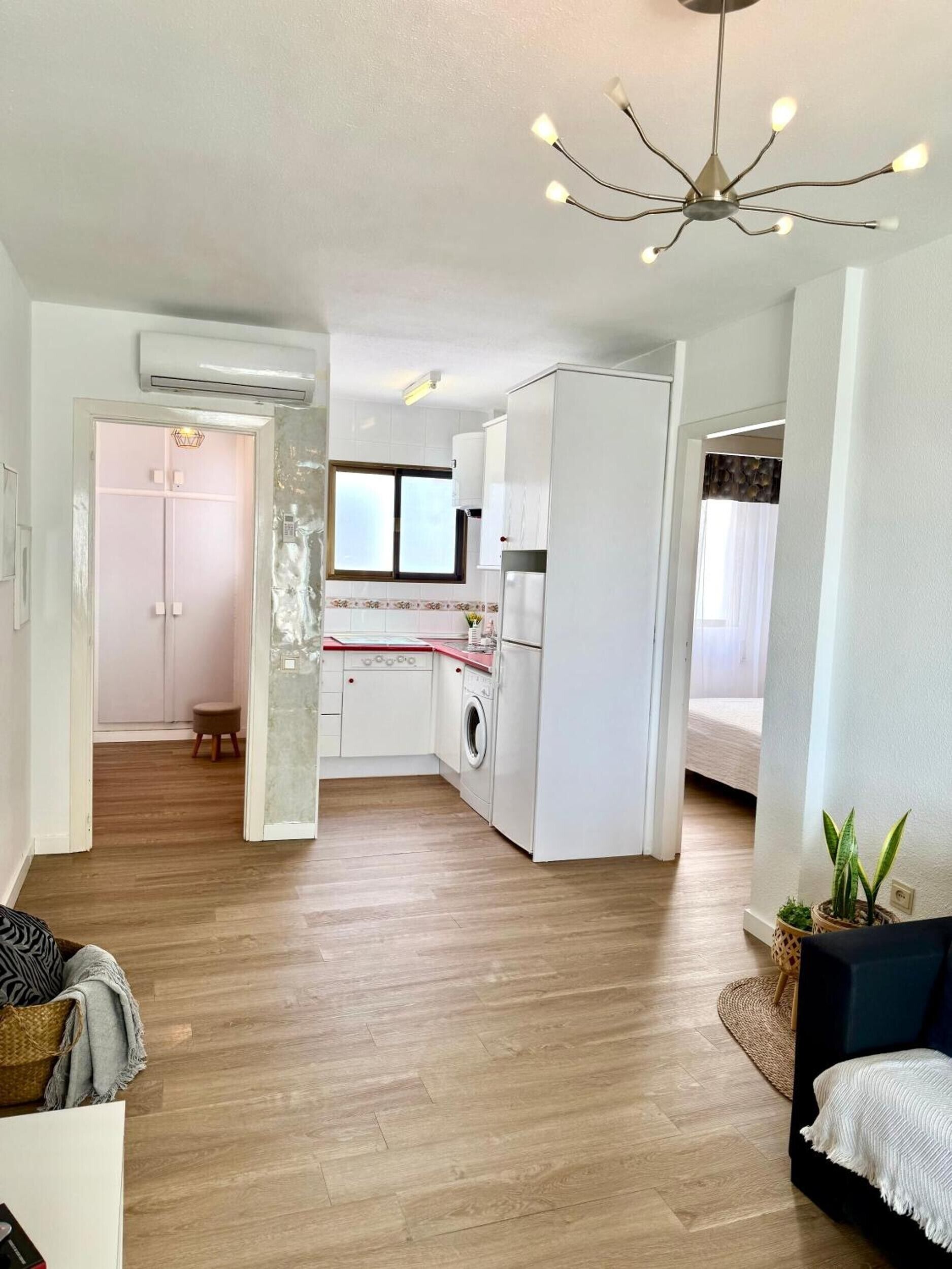 Un apartamento moderno con cocina, comedor y sala de estar.