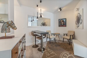 Ein modernes Interieur mit Barbereich, Sitzgelegenheiten und Kunstwerken.