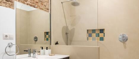 Dusche, Haartrockner, Handtücher