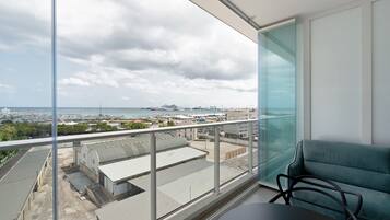 Ein Balkon mit Blick auf einen Yachthafen und die Skyline der Stadt.