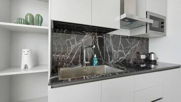 Wasserkocher mit Kaffee-/Teezubehör, Kühlschrank, Mikrowelle, Herdplatte