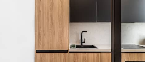 Wasserkocher mit Kaffee-/Teezubehör, Kühlschrank, Mikrowelle, Ofen
