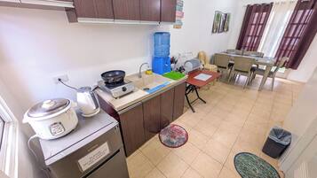 Fridge, stovetop, electric kettle, cookware/dishes/utensils