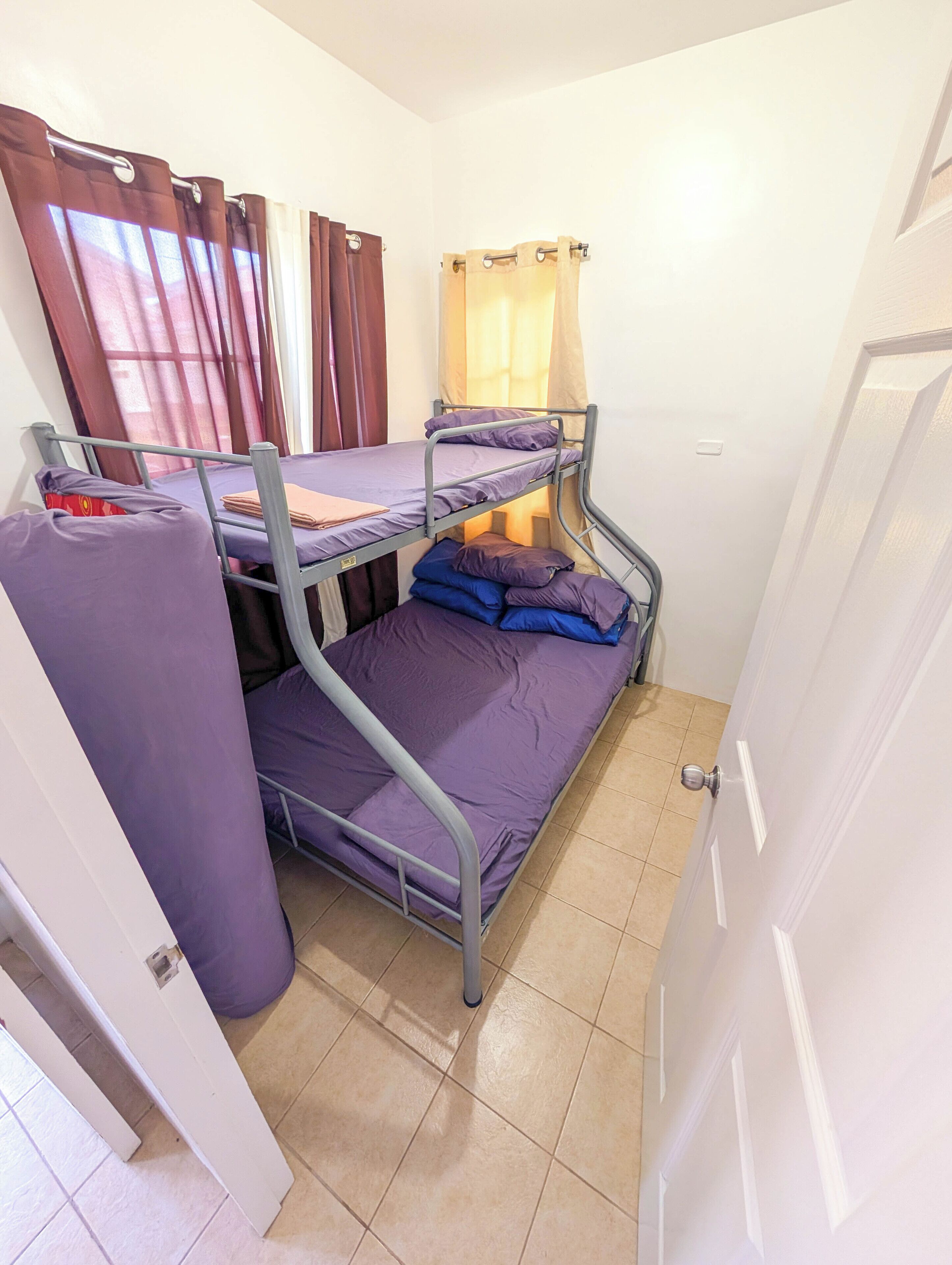 4 bedrooms, iron/ironing board, WiFi (free), bed sheets