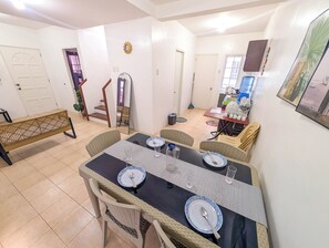 Dining - Panglao 4 Bedroom Family and Group House With Pool (Panglao)