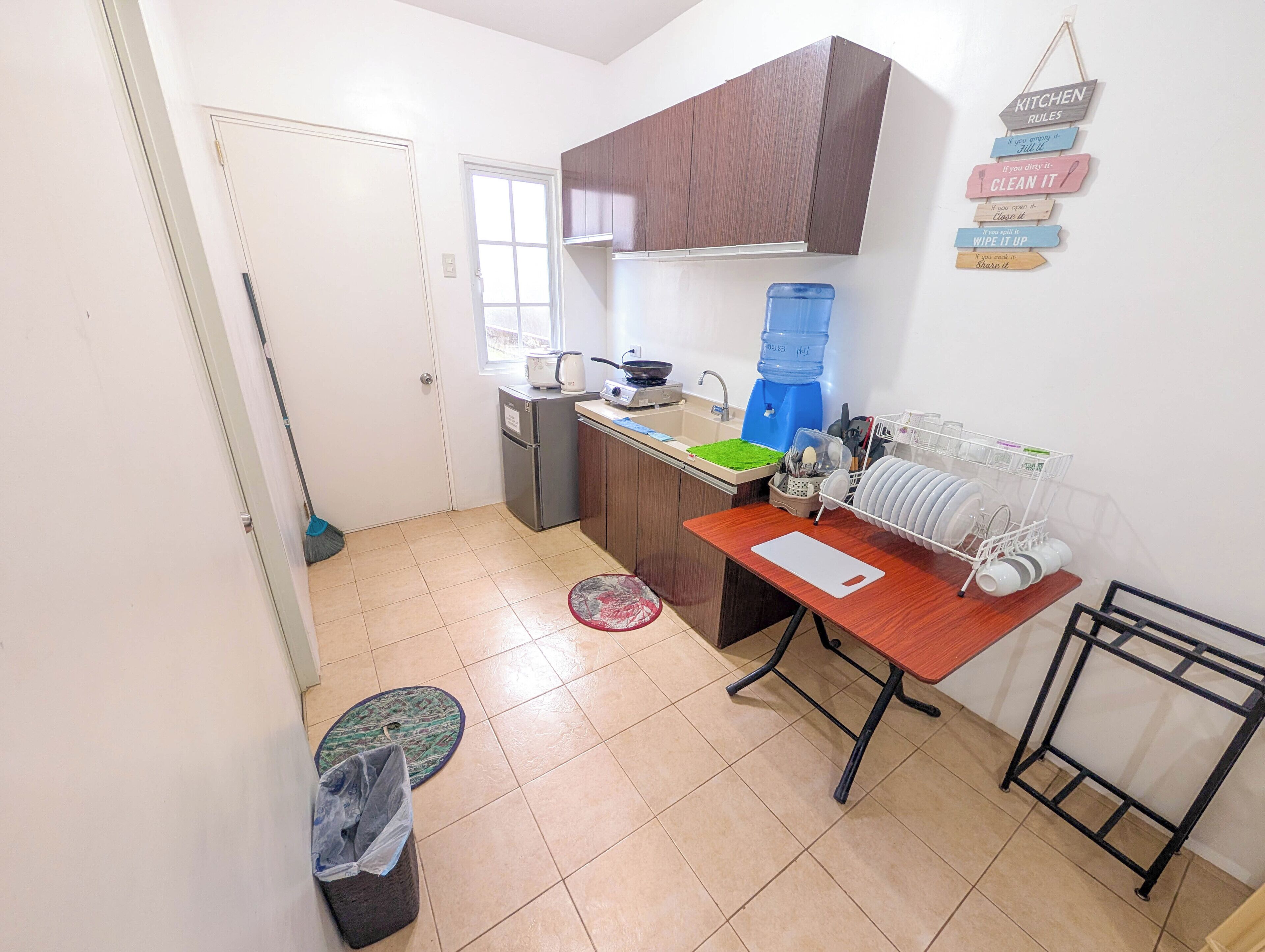Fridge, stovetop, electric kettle, cookware/dishes/utensils