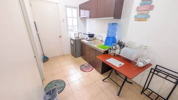 Fridge, stovetop, electric kettle, cookware/dishes/utensils