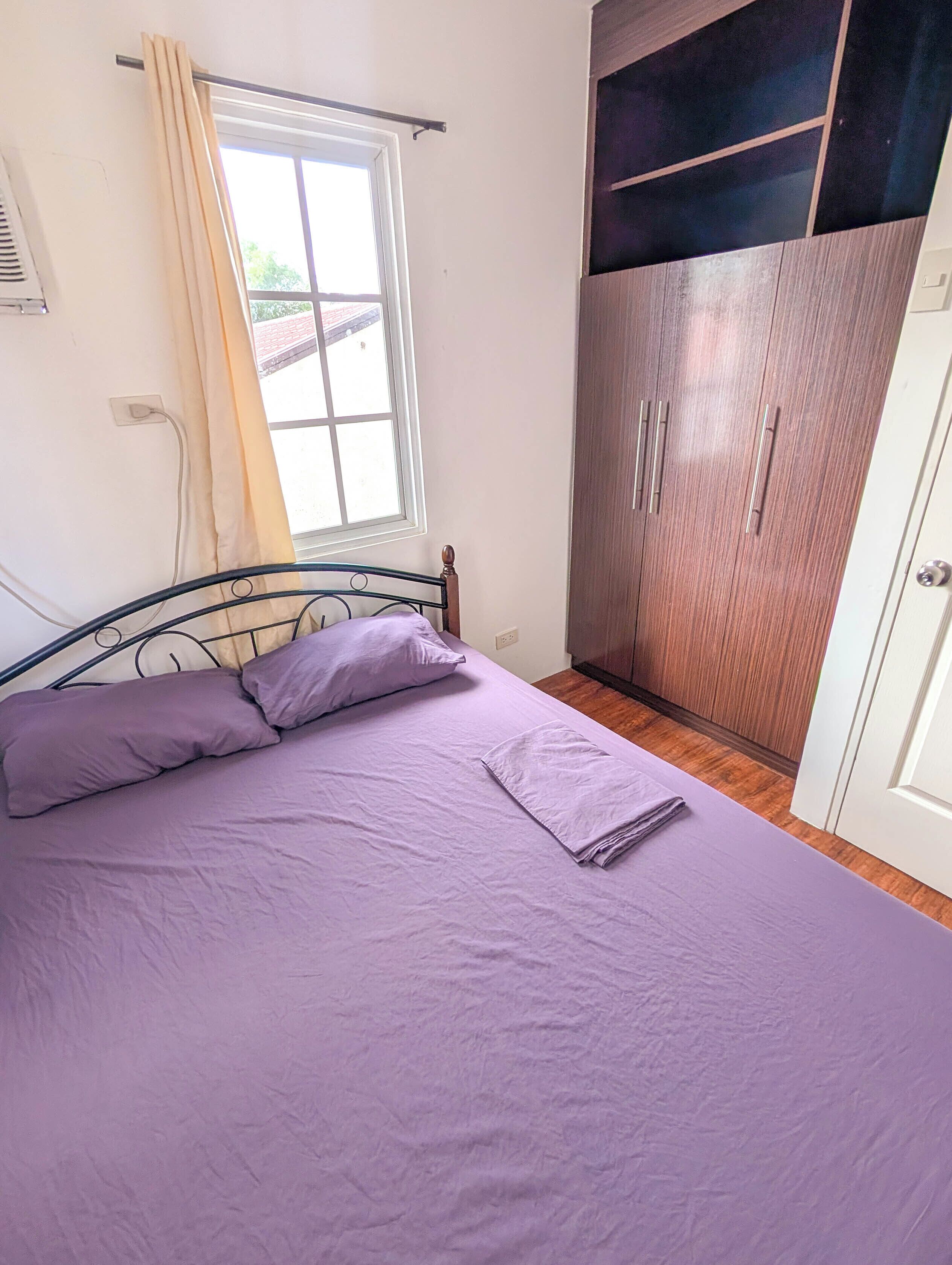 4 bedrooms, iron/ironing board, WiFi (free), bed sheets