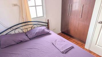 4 bedrooms, iron/ironing board, WiFi (free), bed sheets