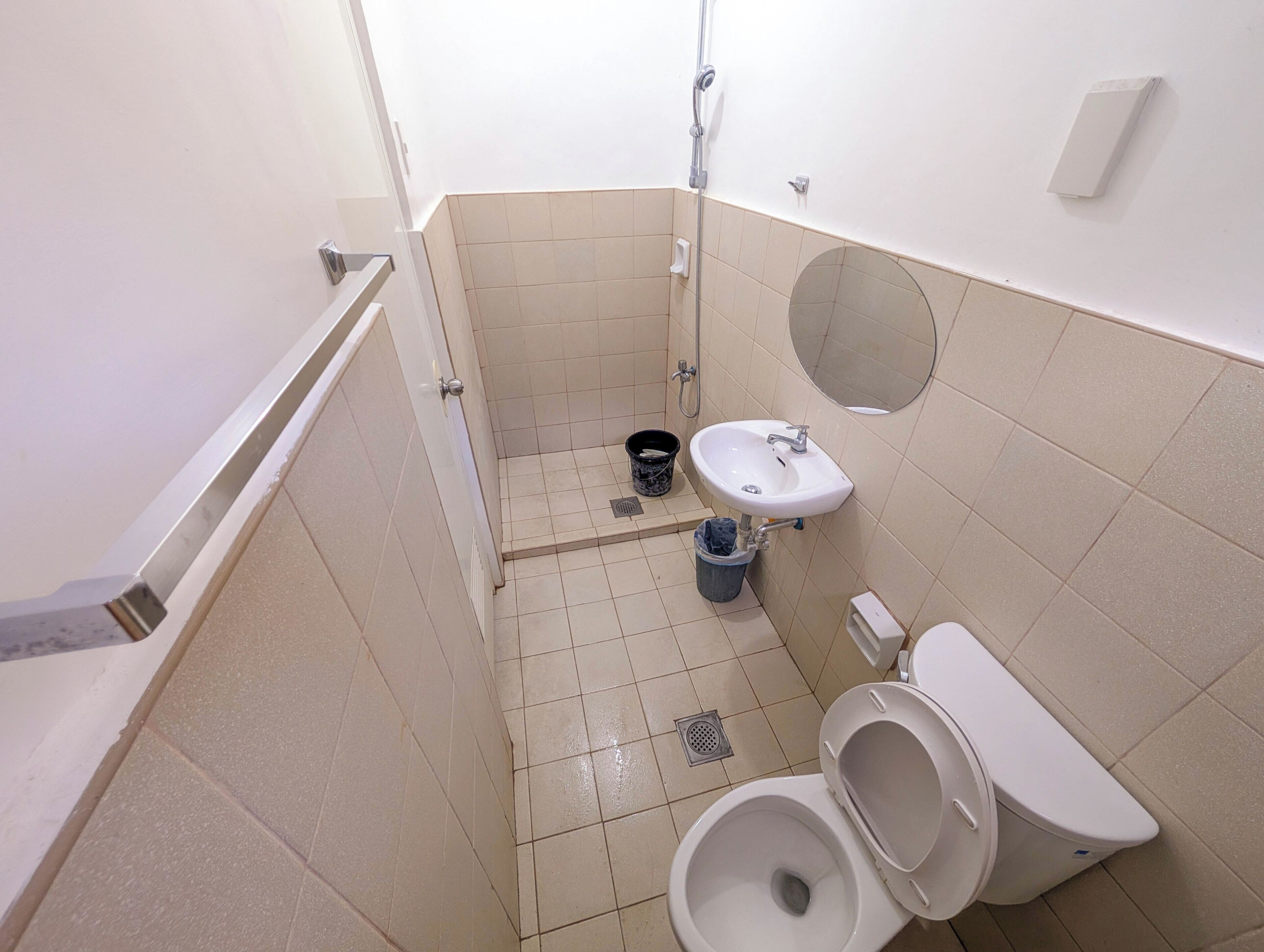 Shower, bidet, towels