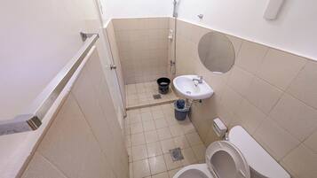Shower, bidet, towels