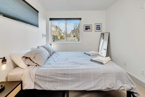 Iron/ironing board, WiFi, bed sheets - Bright 2BR Townhome in Capitol Hill | Walk Everywhere (Seattle)