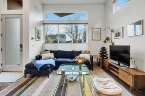 TV - Bright 2BR Townhome in Capitol Hill | Walk Everywhere (Seattle)