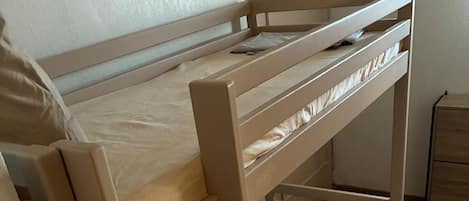 2 quartos, ferros/tábuas de passar roupa, Wi-Fi, roupa de cama