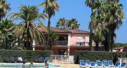 Beautiful, air-conditioned one-bedroom apartment with a fully equipped kitchen, sleeps 6, with a pool