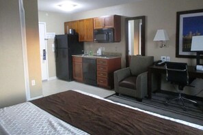 Room - Spacious 2 Queen Beds with Kitchen | Near Crawfordsville Downtown (Crawfordsville)