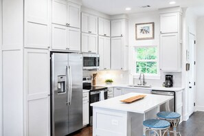 Private kitchen - The Merion, 3BR+Game room by Velvet Ditch Villas (Oxford)