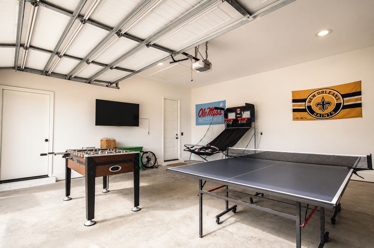 Ett rum för avkoppling och nöje med ett fotbollsspel, ett bordtennisbord och en basketkorg.