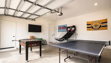 Ett rum för avkoppling och nöje med ett fotbollsspel, ett bordtennisbord och en basketkorg.
