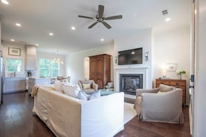 Living area - The Merion, 3BR+Game room by Velvet Ditch Villas (Oxford)