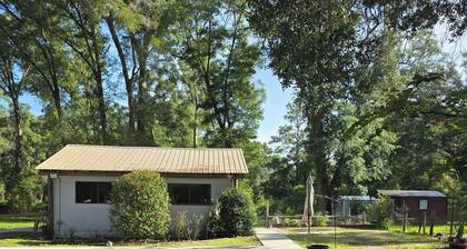 1-bedroom guest house in Newberry Florida with two detached rooms.