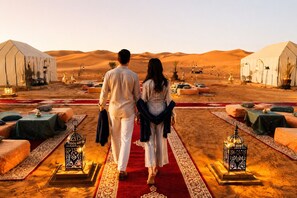 Outdoor banquet area - Remal Luxury Camp (Merzouga)