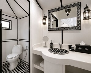 Habitación triple Deluxe, vistas al desierto | Baño | Bañera y ducha independientes, toallas, jabón y champú