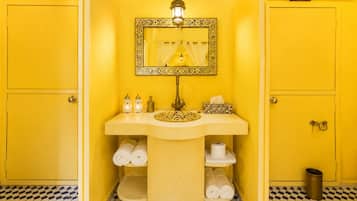 Deluxe Double Room, Desert View | Bathroom | Separate tub and shower, towels, soap, shampoo