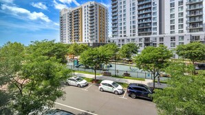 Zona residencial con edificios de apartamentos, un parque infantil y un estacionamiento.
