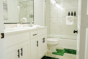 Bathroom - Cozy 3-bedroom townhome in Dallas near Downtown (Dallas)