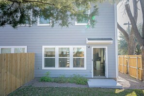 Exterior - Cozy 3-bedroom townhome in Dallas near Downtown (Dallas)
