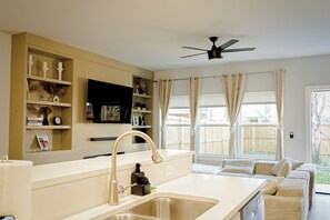 Living area - Cozy 3-bedroom townhome in Dallas near Downtown (Dallas)