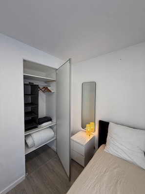 1 chambre, fer et planche à repasser, Wi-Fi, literie fournie