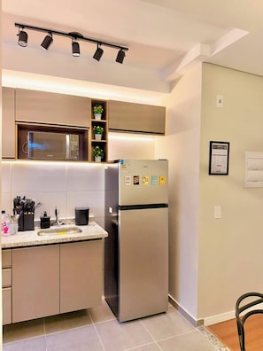 Wasserkocher mit Kaffee-/Teezubehör, Kühlschrank, Mikrowelle, Ofen