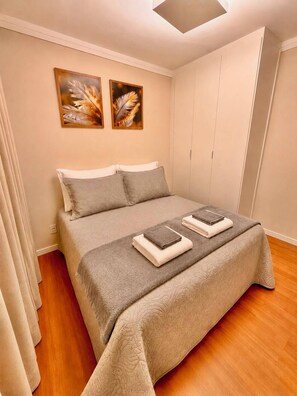 2 bedrooms, desk, WiFi, bed sheets