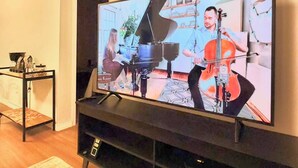 Un televisor de pantalla plana montado en la pared.