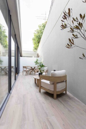 Ein modernes Interieur mit einem langen Gang, Holzmöbeln und einer an der Wand befestigten Pflanze.