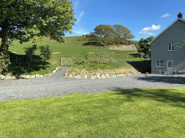 A rural property with a gravel driveway, a wooden gate, a stone wall, and a white building with a pitched roof. - Bryn y Gog, Tregaron (Tregaron)