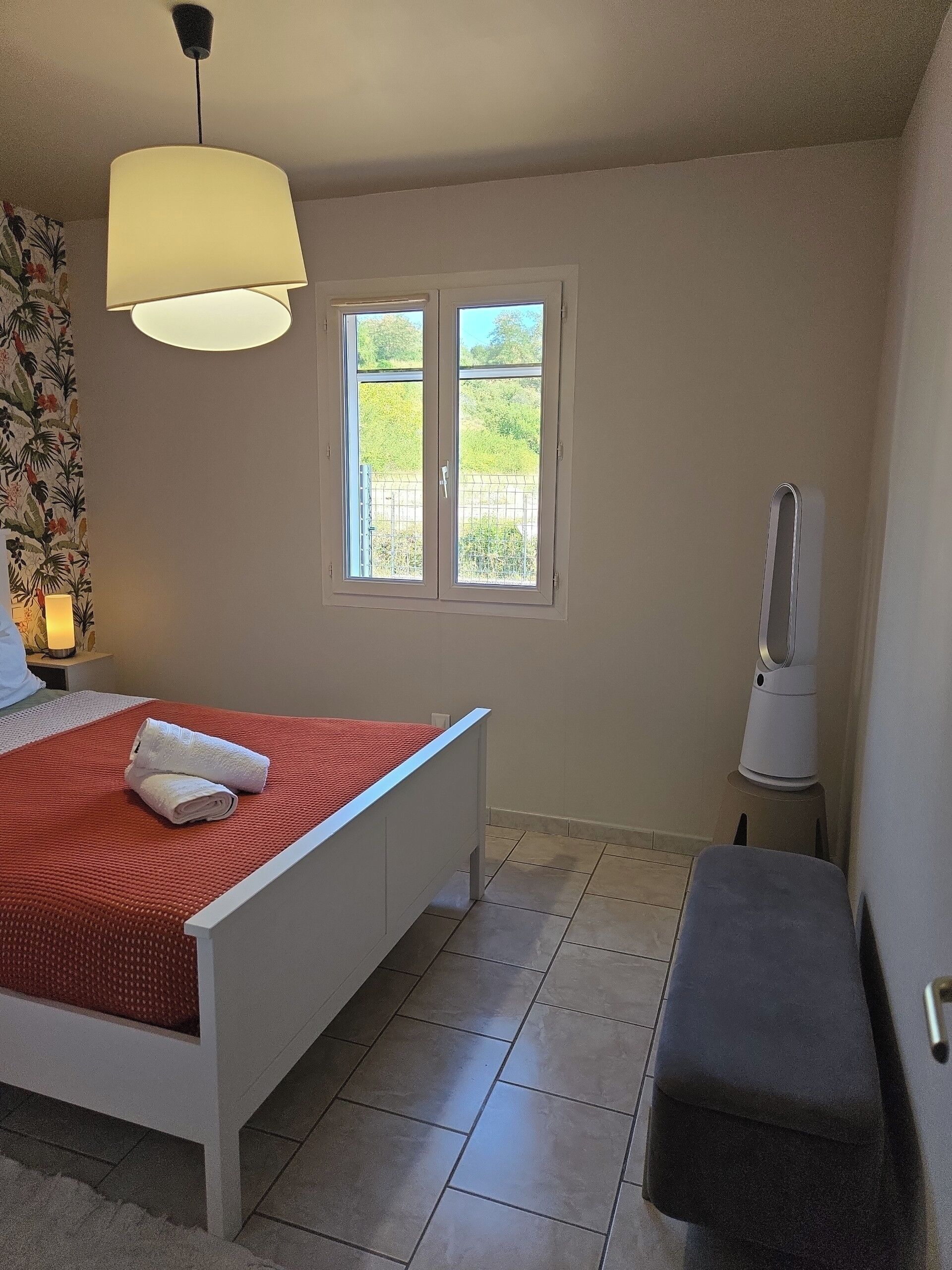 3 habitaciones, tabla de planchar con plancha y ropa de cama 