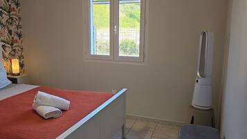 3 habitaciones, tabla de planchar con plancha y ropa de cama