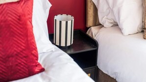 A hotel room with a bed, a nightstand, and a lamp. - Twin Bed Studio Apartment | Coventry CV2| Parking (Coventry)
