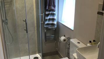 Shower, hair dryer, bidet, towels