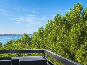 A balcony with a view of a body of water and dense green foliage. - Casa delle anatre By Case al Lago (Desenzano del Garda)