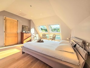 6 bedrooms, iron/ironing board, Internet, bed sheets