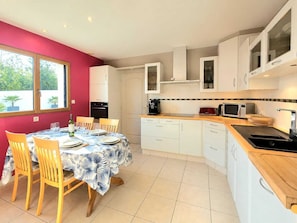 Coffee/tea maker, fridge, microwave, oven