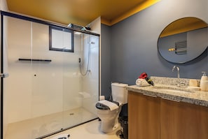 Kamar mandi | Shower, perlengkapan mandi gratis, pengering rambut, dan handuk