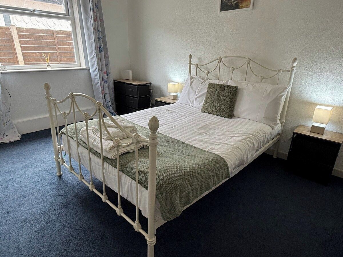 1 bedroom, iron/ironing board, Internet, bed sheets