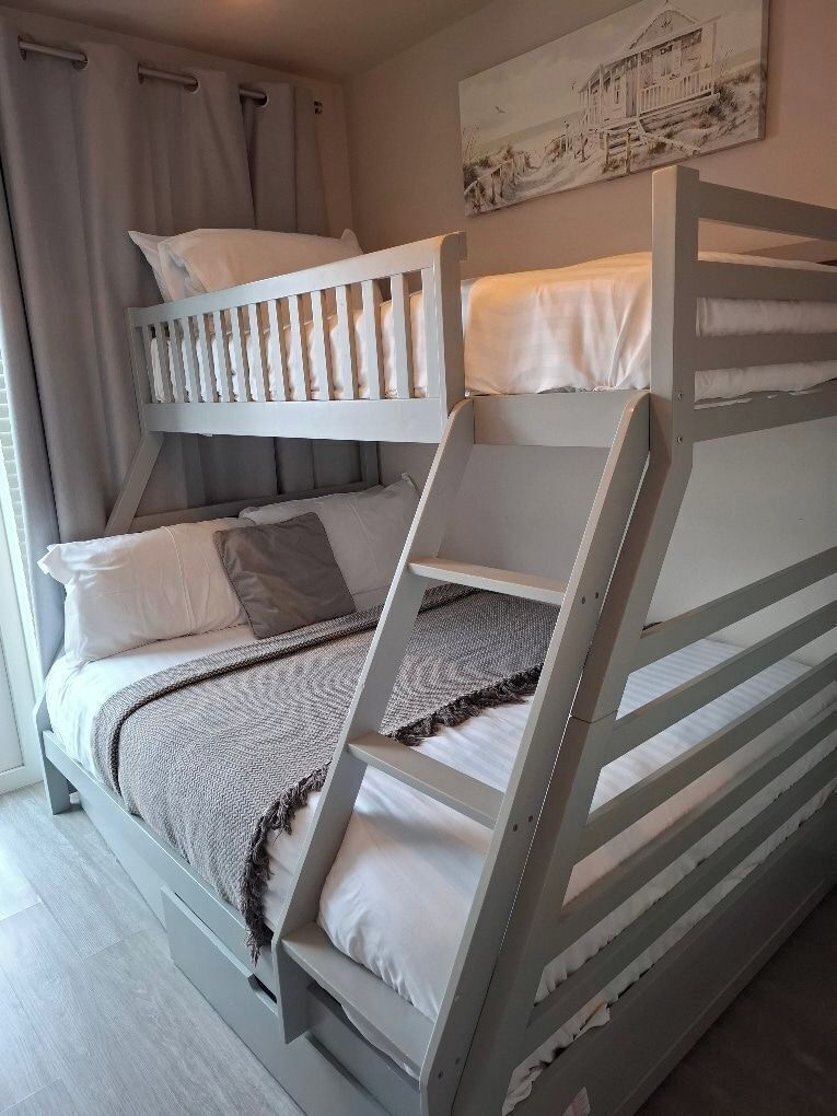 3 habitaciones, tabla de planchar con plancha, internet y ropa de cama 
