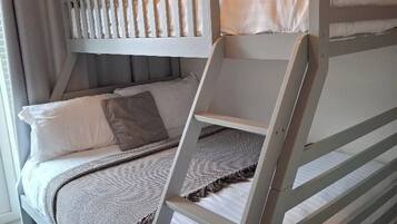 3 bedrooms, iron/ironing board, Internet, bed sheets